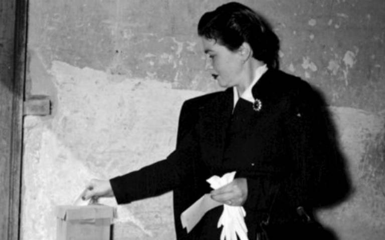 Mexicanas cumplen 64 años de poder votar en elecciones federales - mexicana-emitiendo-su-voto