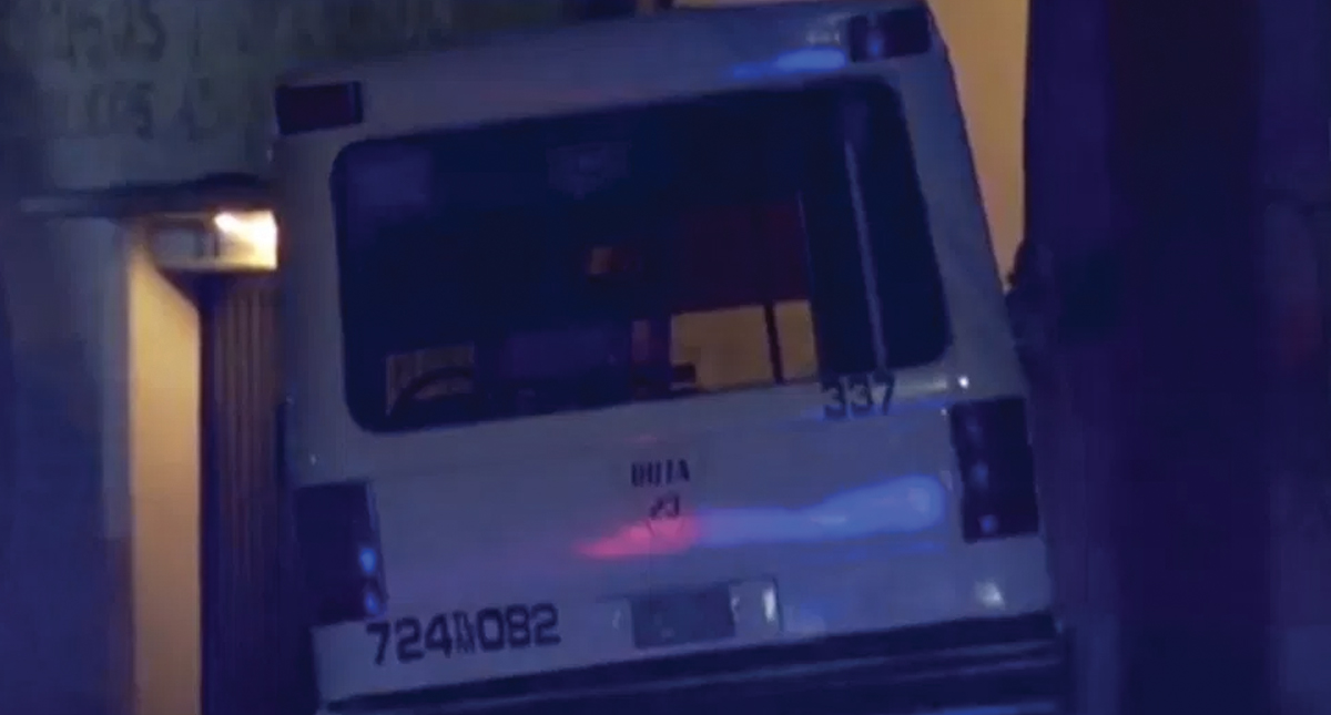 Presuntos ladrones disparan contra microbús en Tlalnepantla