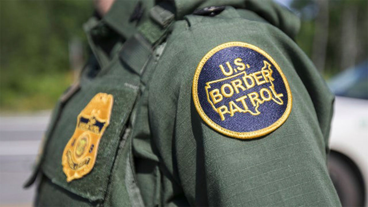 Agentes fronterizos humillan a migrante hondureño en Texas