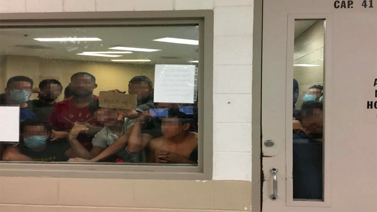 Migrantes piden ayuda por condiciones en centros de detención en Texas