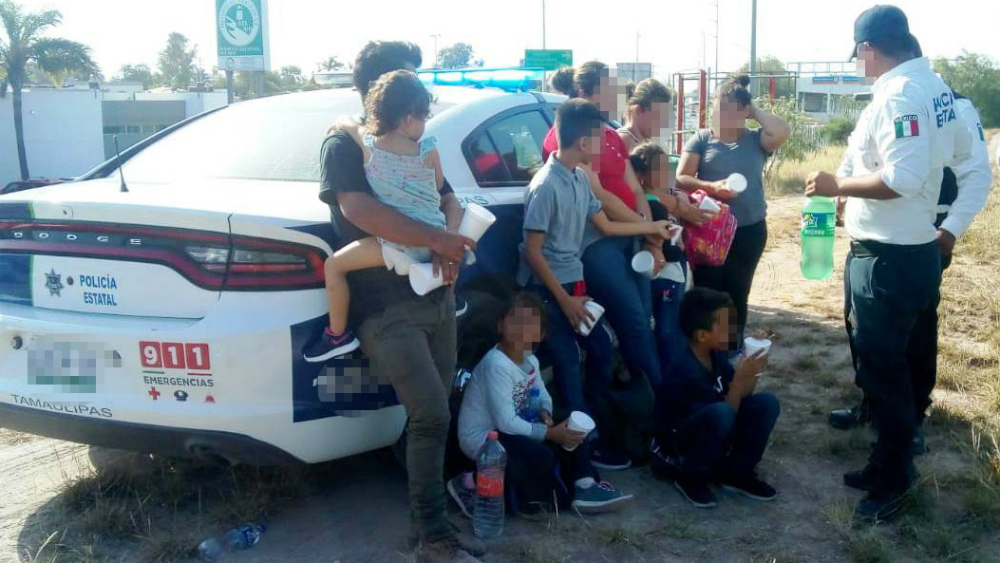 Rescatan a nueve migrantes hondureños en margen del río Bravo