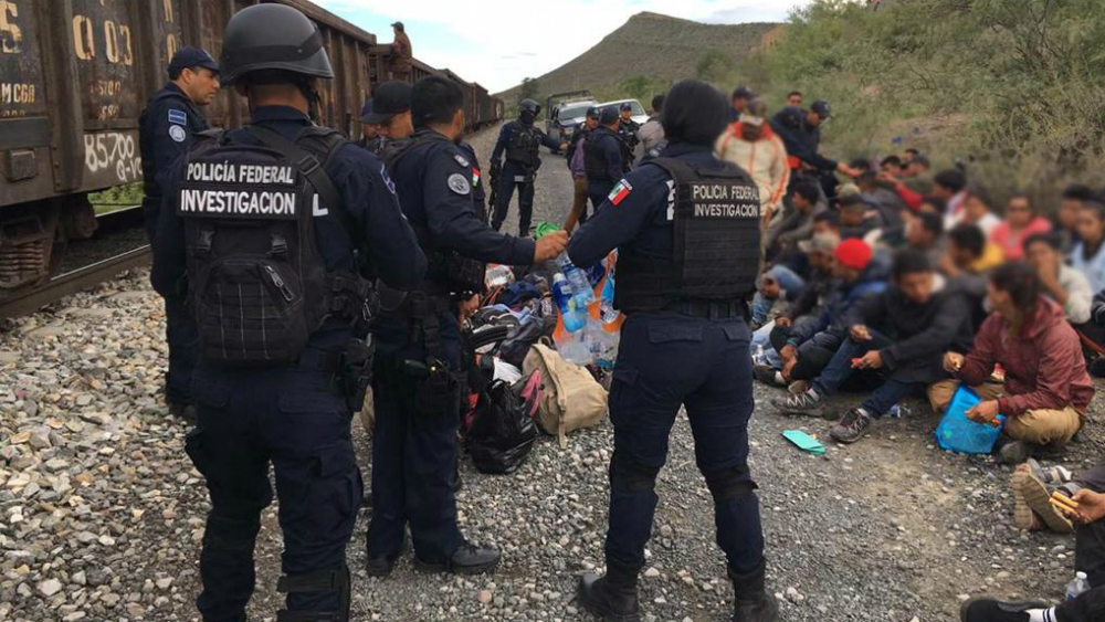 Rescatan a 59 migrantes en vías férreas de Coahuila