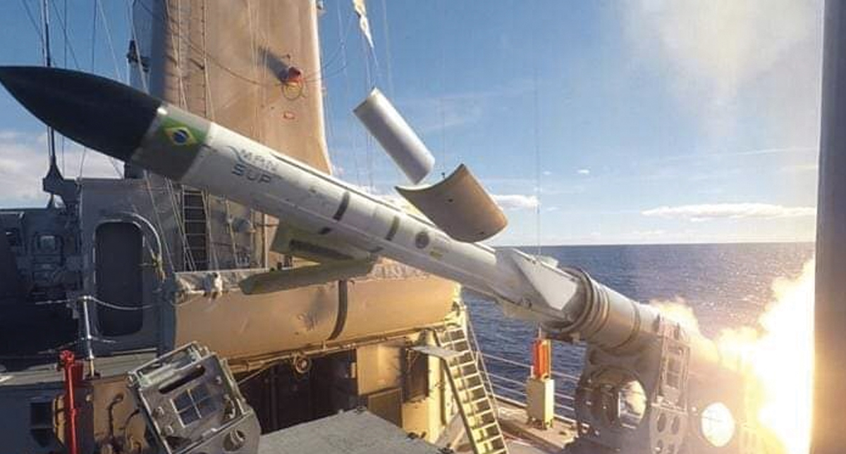 Bolsonaro celebra lanzamiento exitoso del primer misil antinavío de Brasil