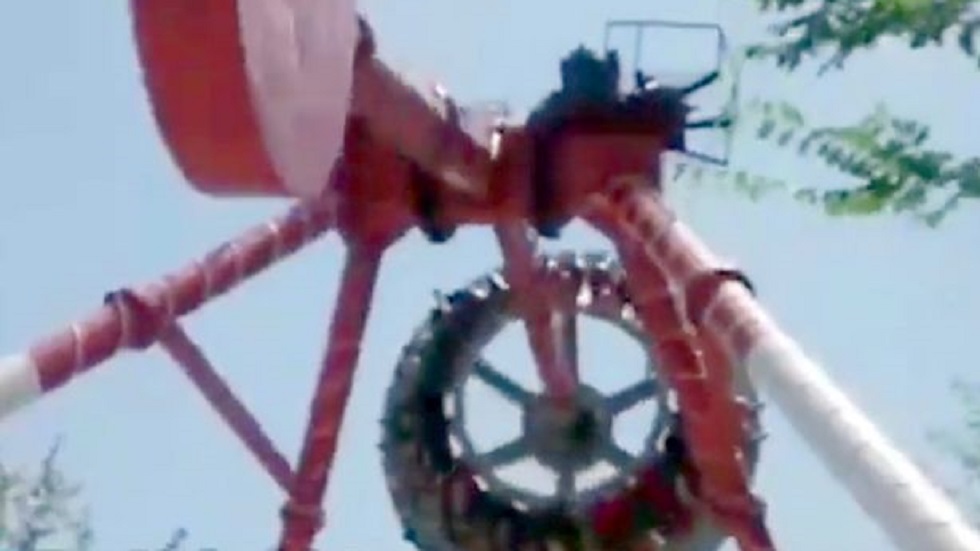 #Video Juego mecánico se parte en dos y en la caída muere joven