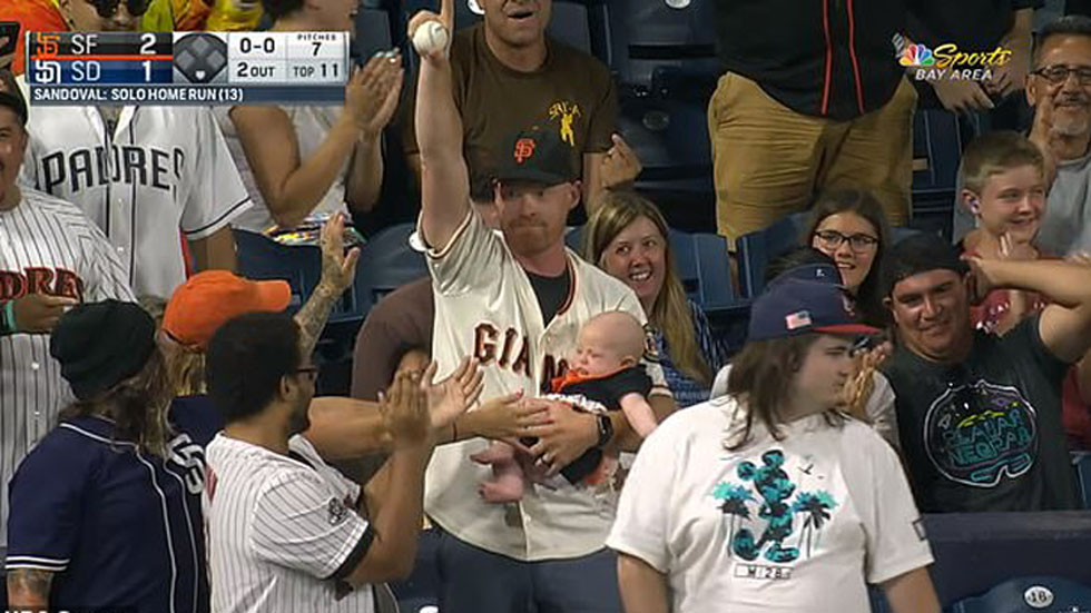 #Video Aficionado atrapa pelota de béisbol mientras carga a su bebé