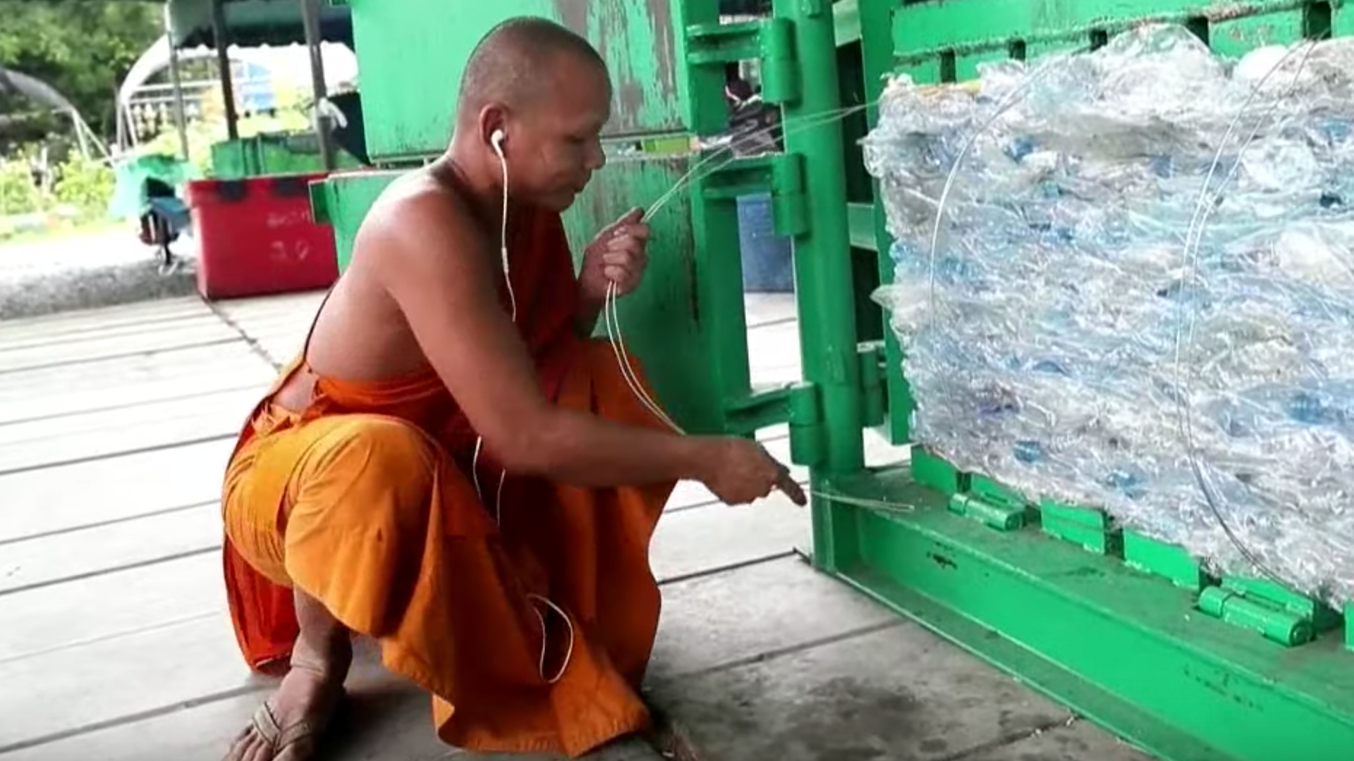 Botellas de plástico recicladas para vestir a monjes budistas de Bangkok Botellas de plástico recicladas para vestir a monjes budistas de Bangkok