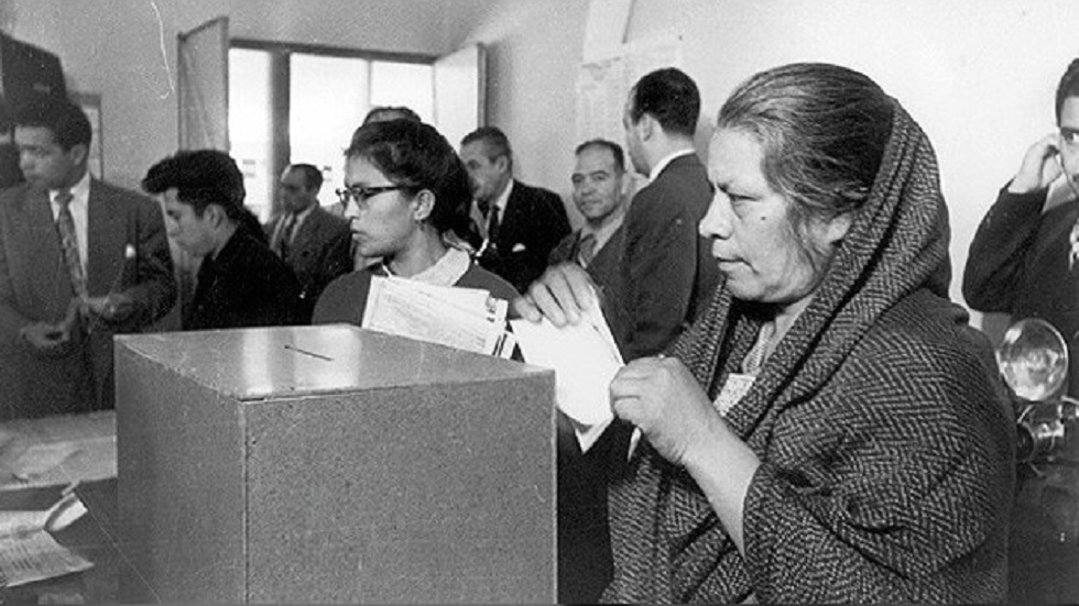 Mexicanas cumplen 64 años de poder votar en elecciones federales - mujer-depositando-su-voto-en-elecciones-de-1955