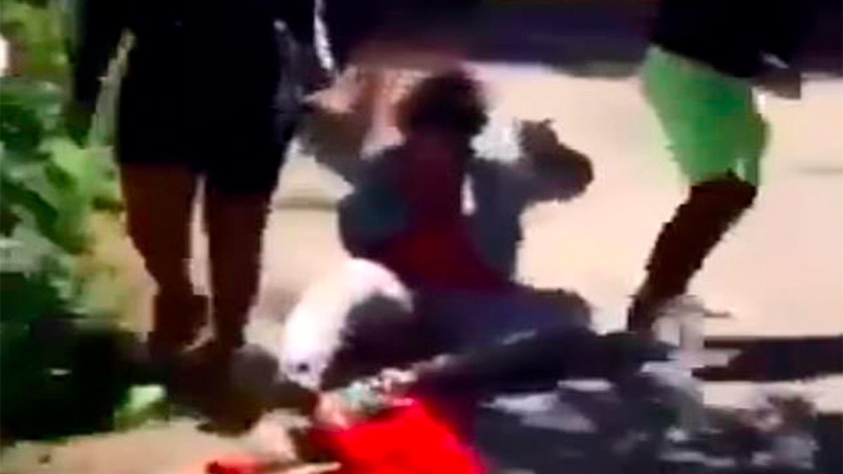 #Video Mujeres atacan a menor con discapacidad mental en Chicago