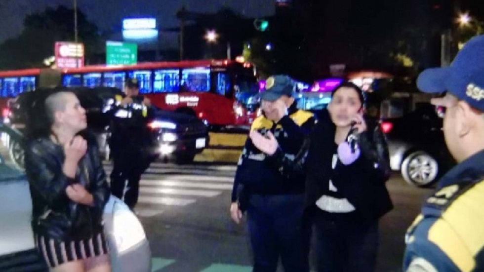 Mujeres en estado de ebriedad pelean con policías para evitar multa - mujeres-peleando-con-policias-cdmx