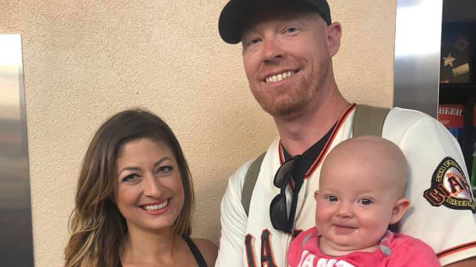 #Video Aficionado atrapa pelota de béisbol mientras carga a su bebé - neda-chris-y-roya