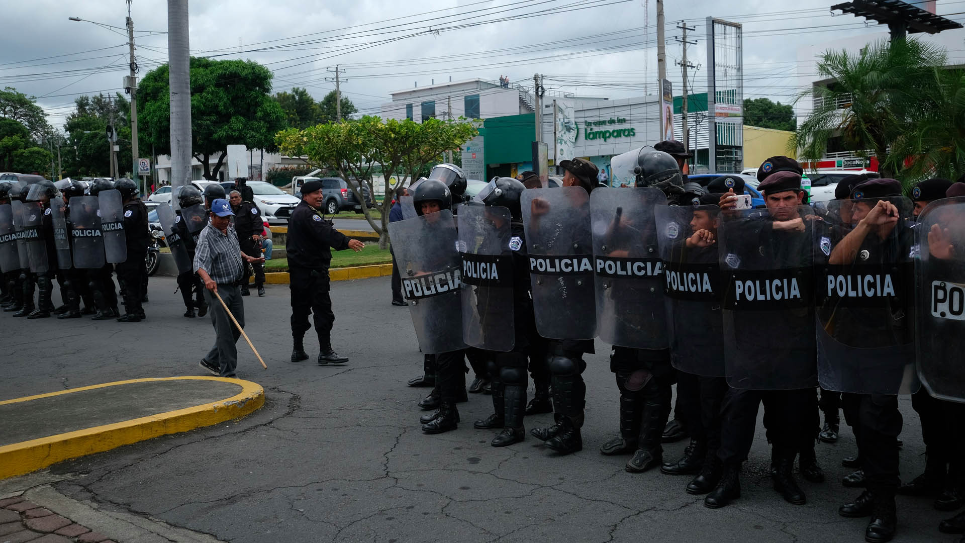 Policía de Nicaragua reprime con violencia manifestación estudiantil - nicaragua-protestas-represion-policia-2