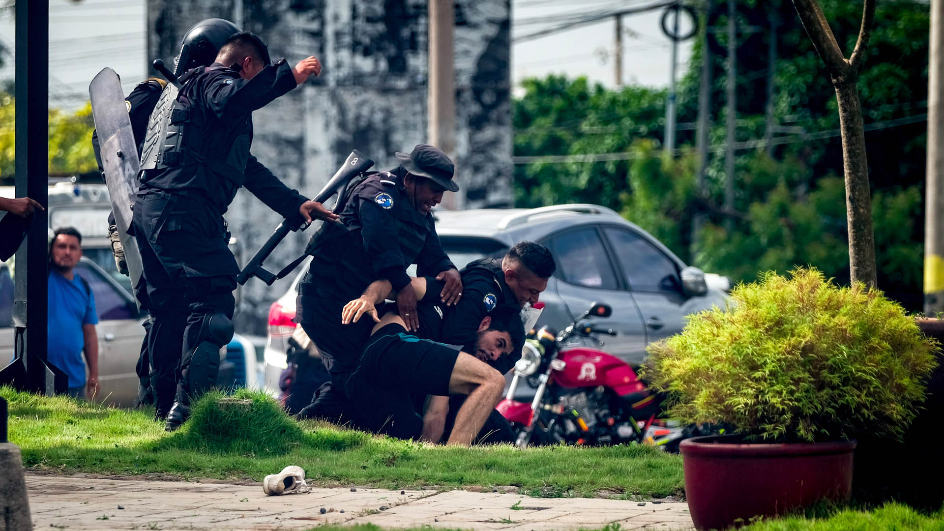 Policía de Nicaragua reprime con violencia manifestación estudiantil
