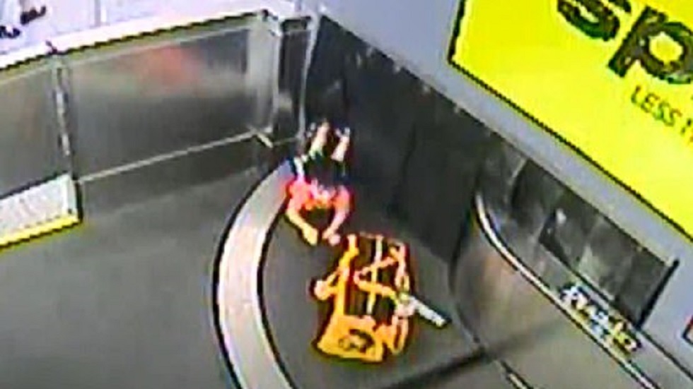 #Video Niño se fractura la mano por jugar en banda de equipaje