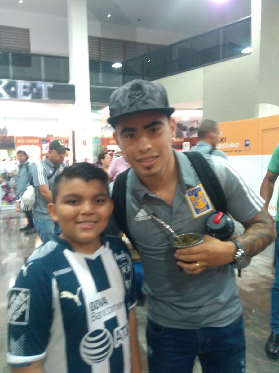 #Video Nahuel Guzmán ignora a niño que pedía una foto - nino-tigres-foto-aficionado-2