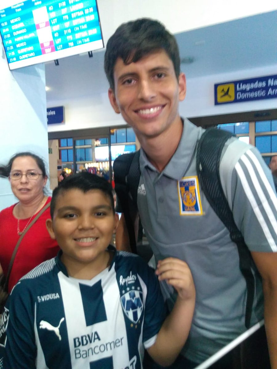 #Video Nahuel Guzmán ignora a niño que pedía una foto - nino-tigres-foto-aficionado-3