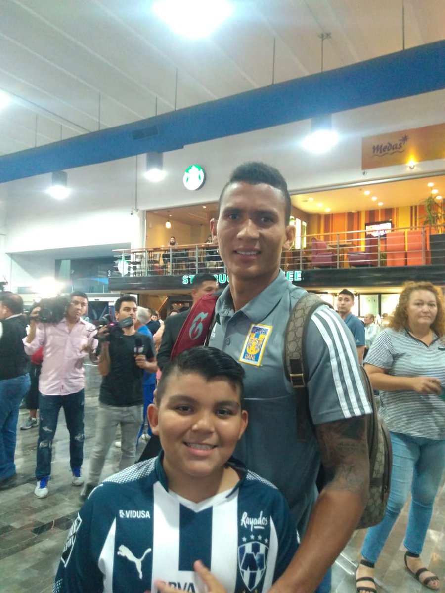#Video Nahuel Guzmán ignora a niño que pedía una foto - nino-tigres-foto-aficionado-4