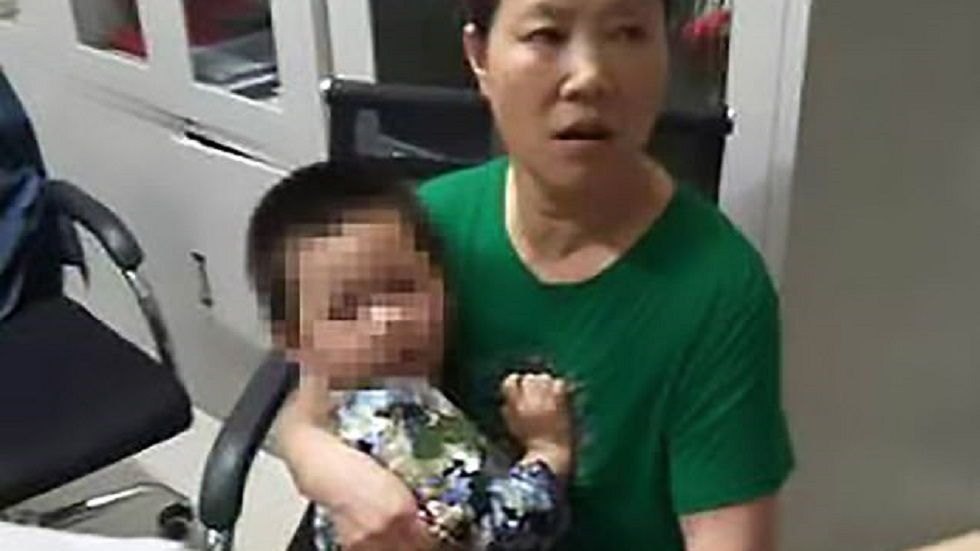 #Video Atrapan con sábana a niño que cayó de sexto piso - nino-tras-revision-medica