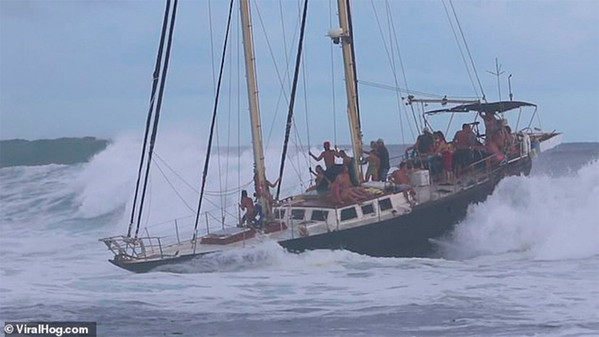#Video Olas amenazan con volcar un barco en Hawaii