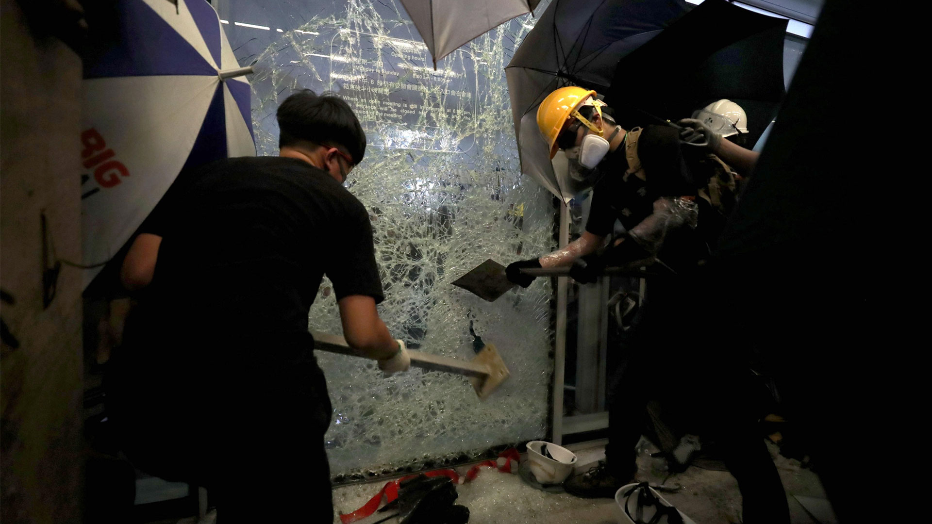 Manifestantes toman parlamento de Hong Kong con la intención de quedarse