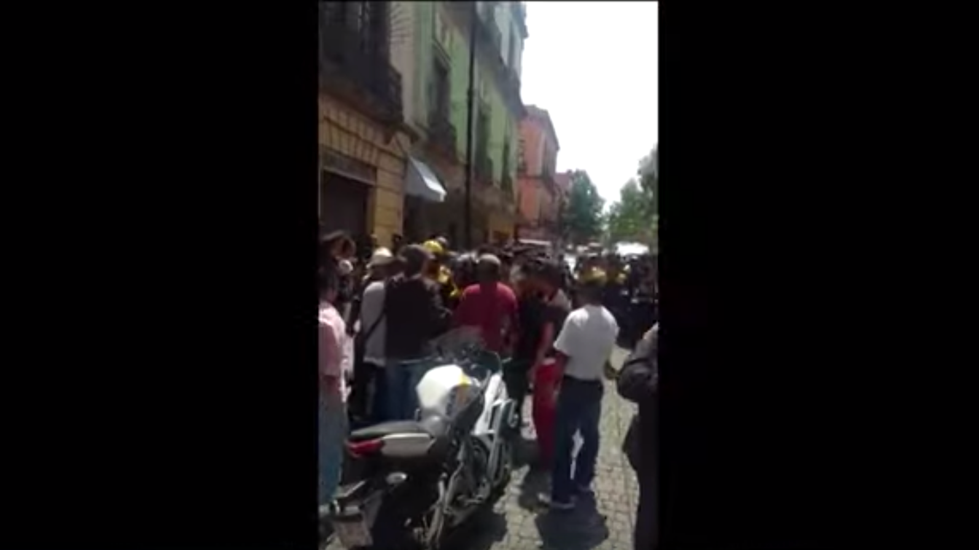 Patrulla atropella a 4 personas, policías son agredidos