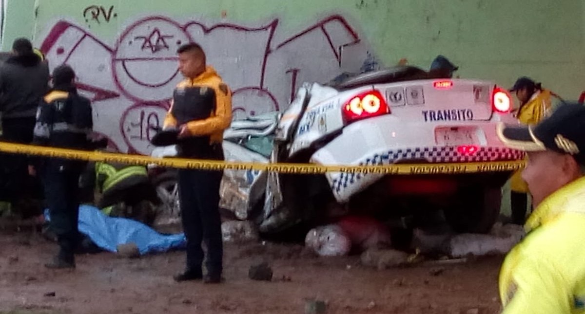 Mueren dos policías tras chocar contra muro en Calzada Zaragoza - patrulla-se-impacta-contra-base-de-puente