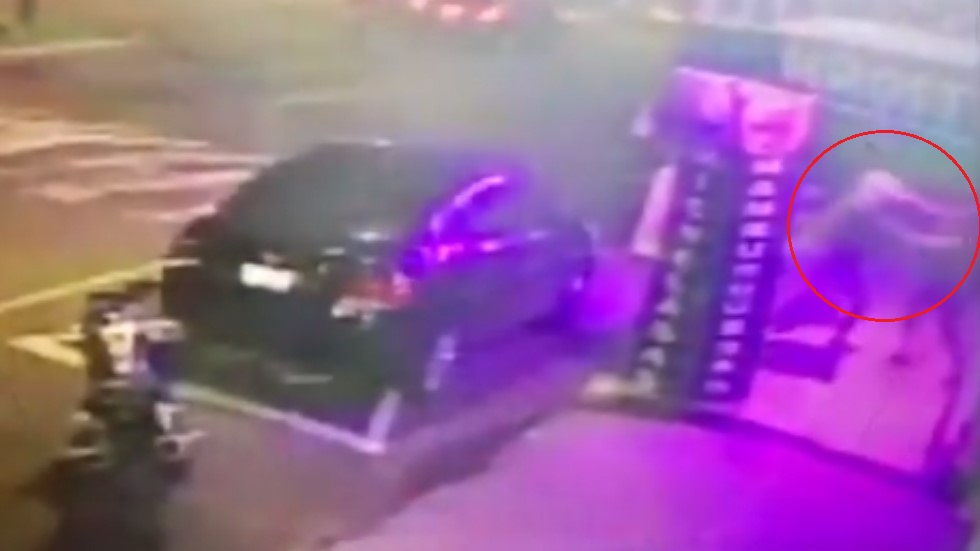 #Video Dueño de negocio pelea con asaltante en Tlalpan