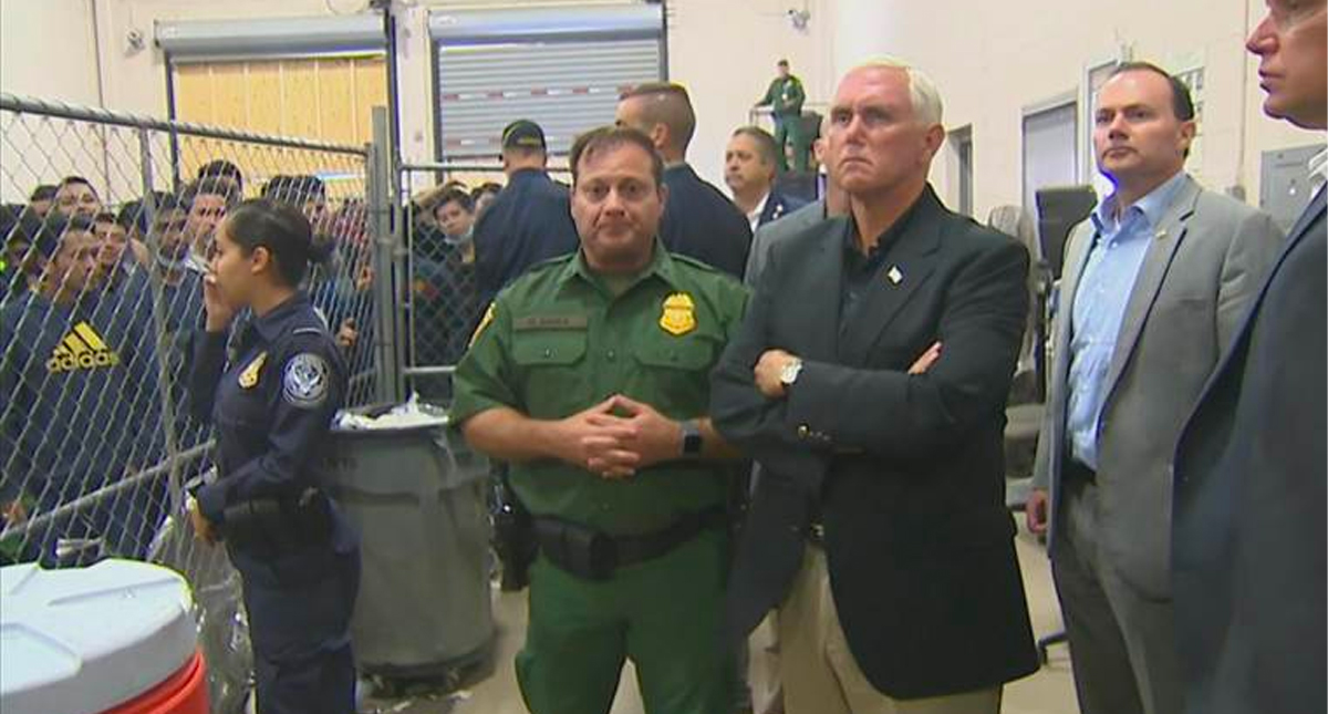 Pence visita centros de detención de migrantes; le reclaman que “no hay duchas”