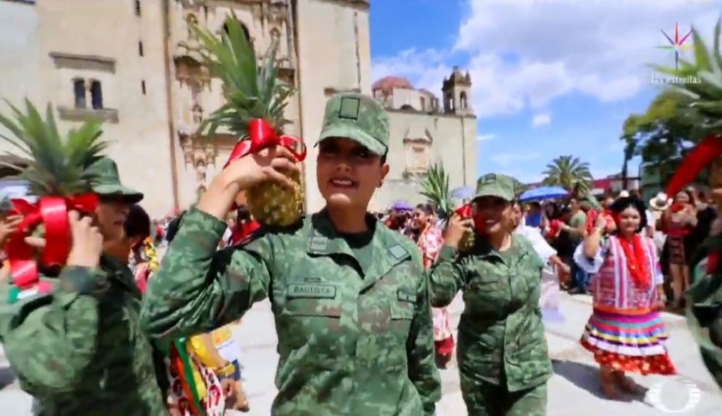 Personal femenino de Sedena realiza flashmob durante la Guelaguetza, en Oaxaca