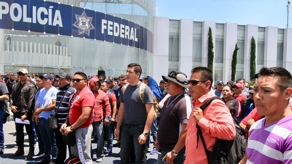 Policías federales mantienen bloqueo en Centro de Mando en Iztapalapa