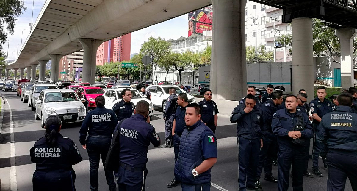 Policías federales bloquean Periférico Sur