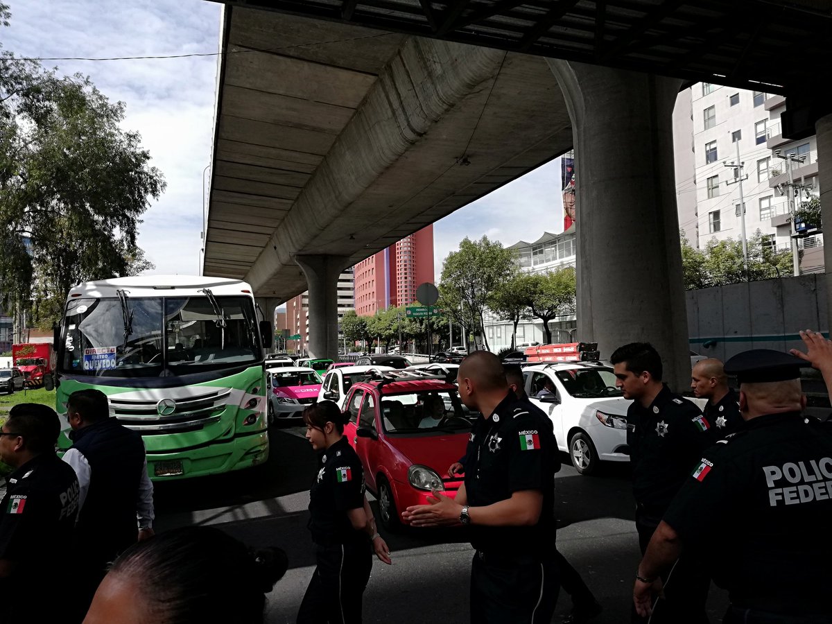 Policías federales bloquean Periférico Sur - pf-periferico