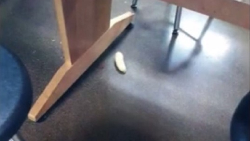 Alumnos envían al hospital a maestra con 'broma' de plátanos - platano-arrojado-a-la-maestra-dentro-del-salon