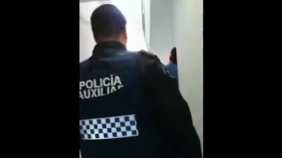 #Video Desalojan a empleados de Notimex con policías