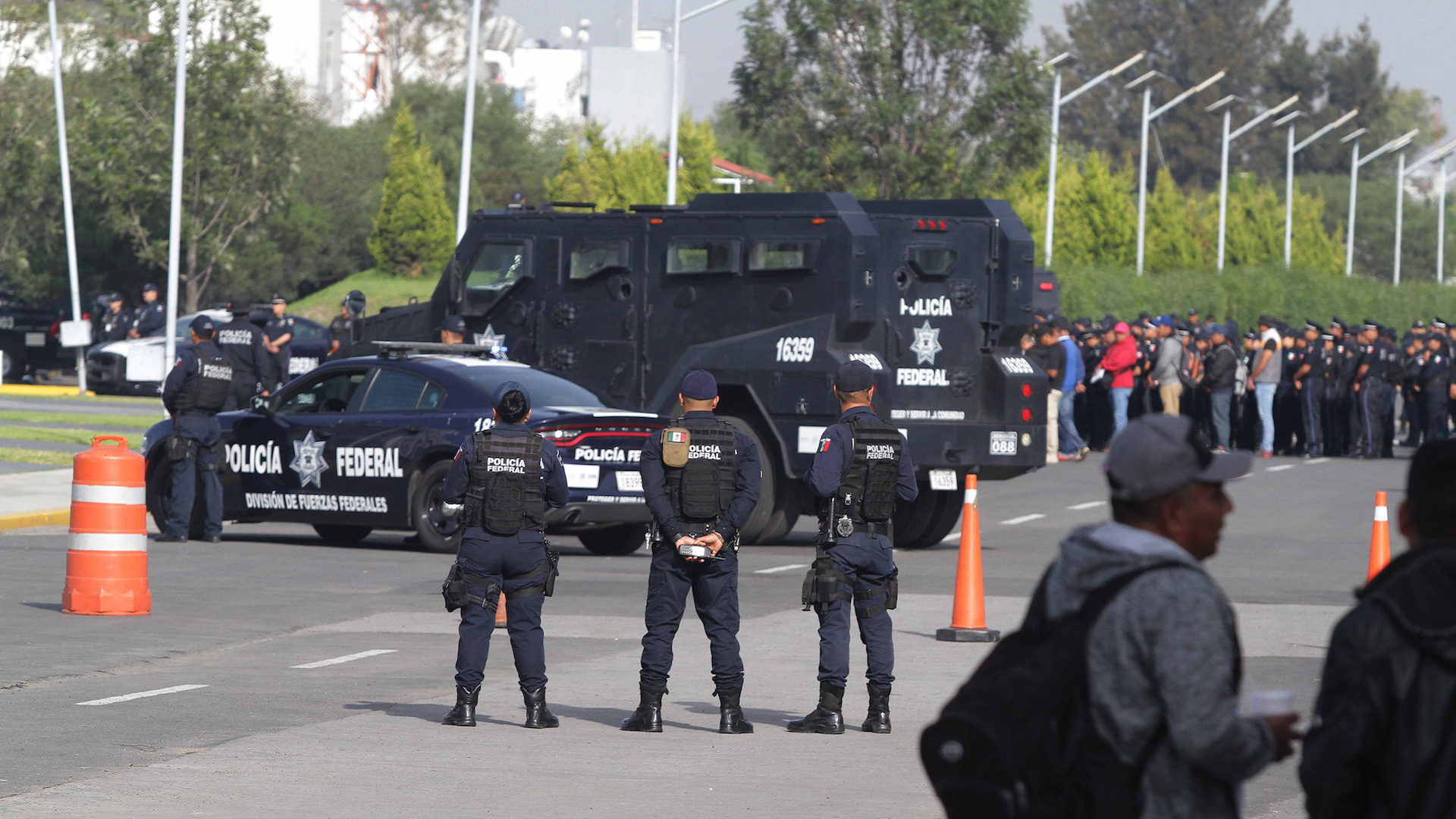 Mantienen protesta policías federales que desconocen acuerdo con gobierno
