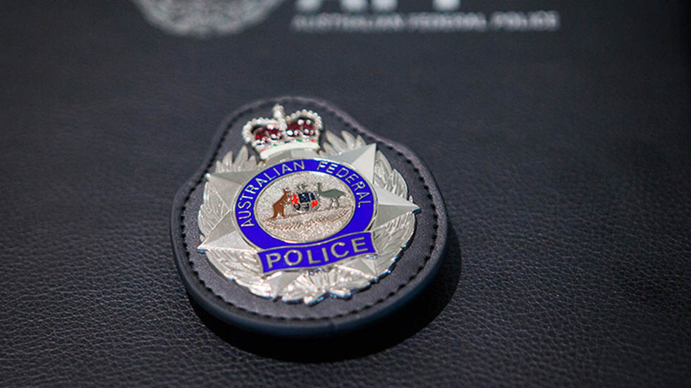 Policía de Australia admite espionaje legal a periodistas