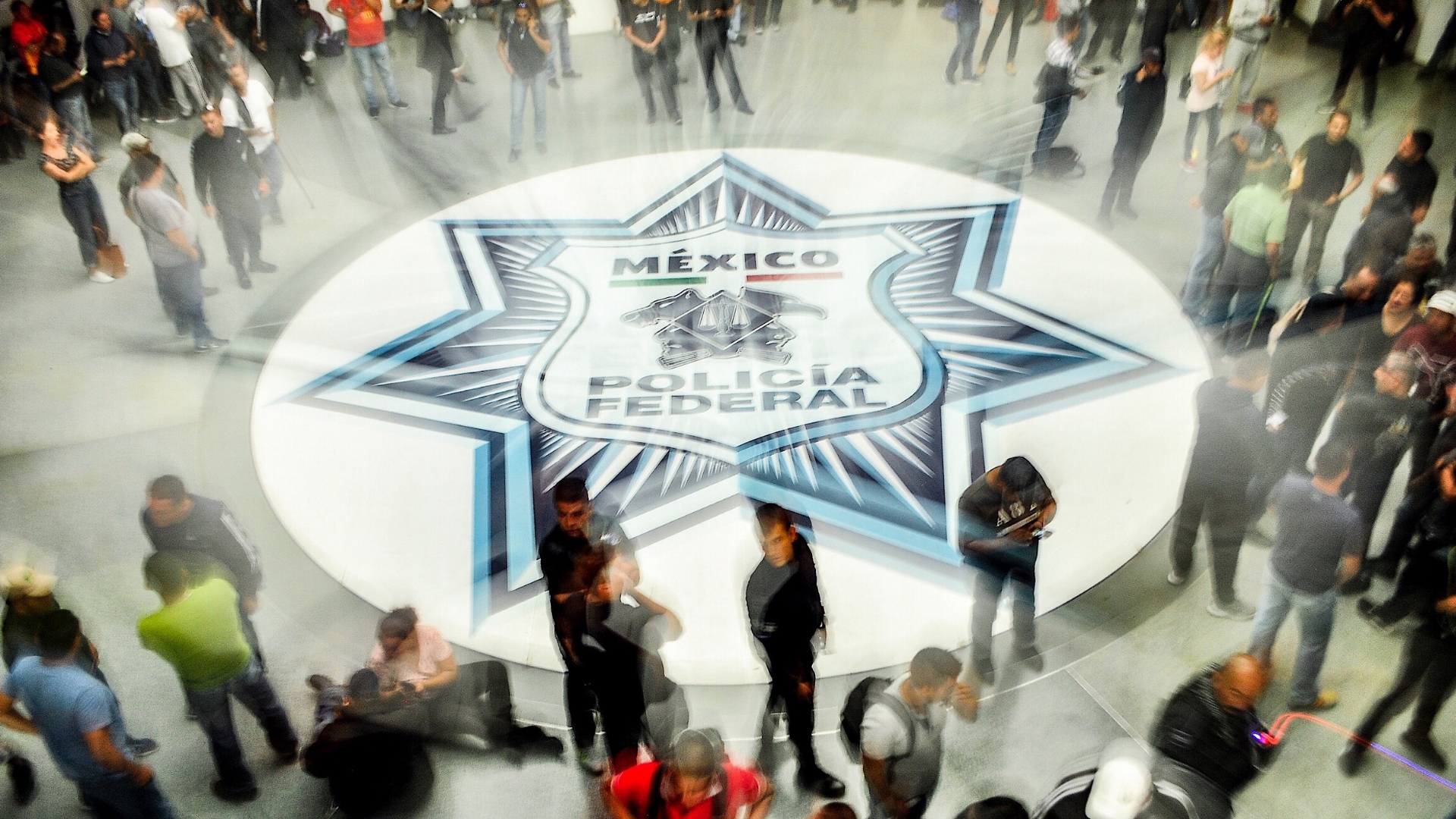 Policías federales en protesta esperan llegar a acuerdo el lunes