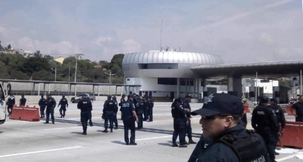 Policías Federales bloquean caseta México-Cuernavaca