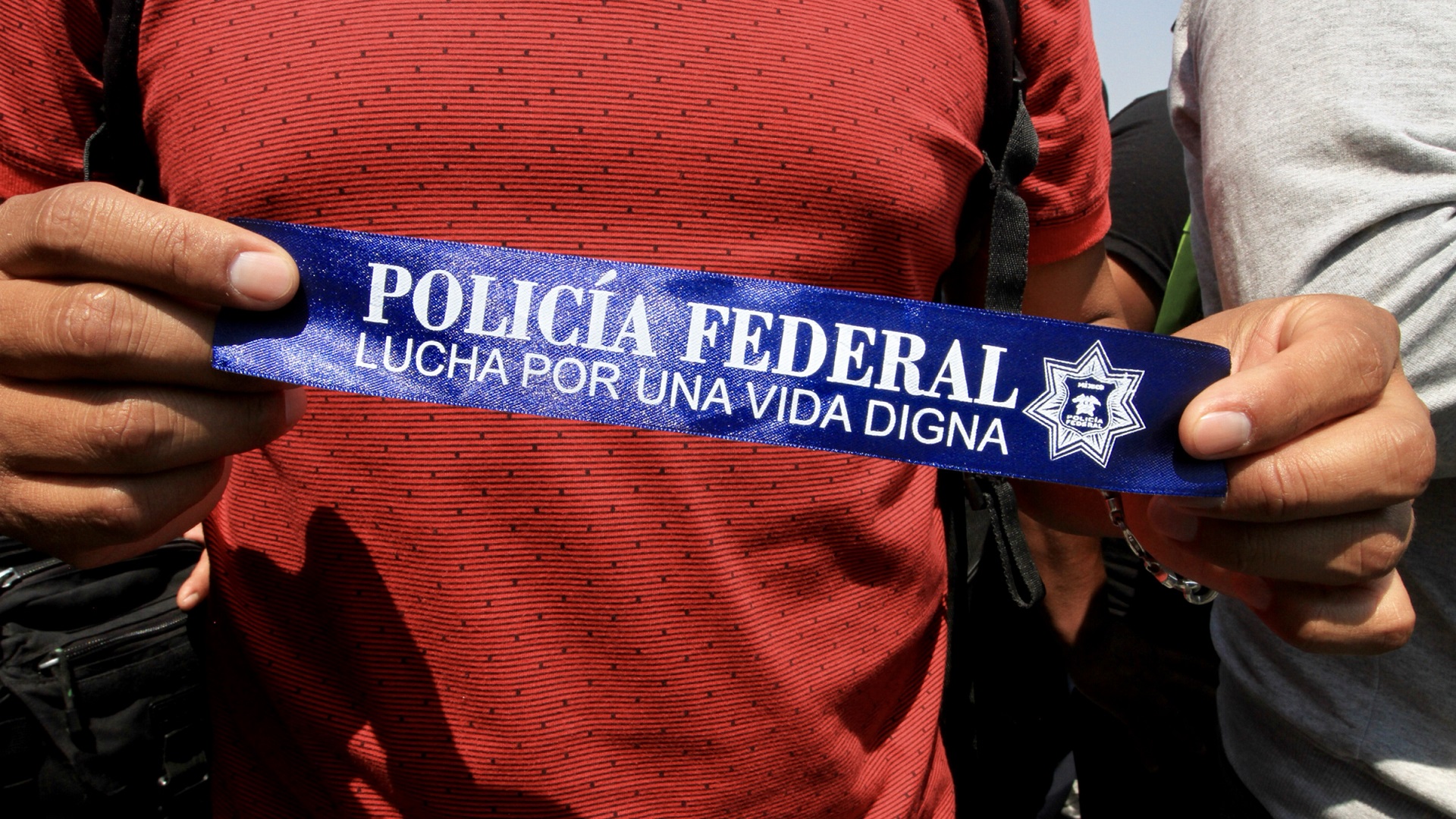 Desaparece la Policía Federal tras 90 años de servicio - policias-federales-se-identifican-con-una-banda-para-protestar