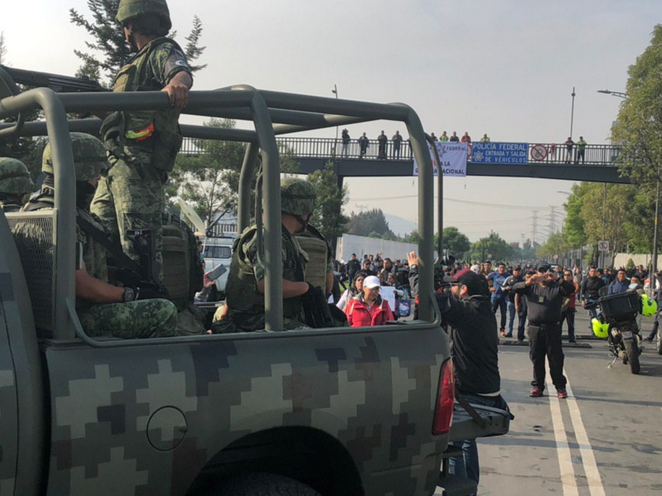 Policías federales se encaran con la Guardia Nacional en Iztapalapa - policias-federales-soldados-iztapalapa