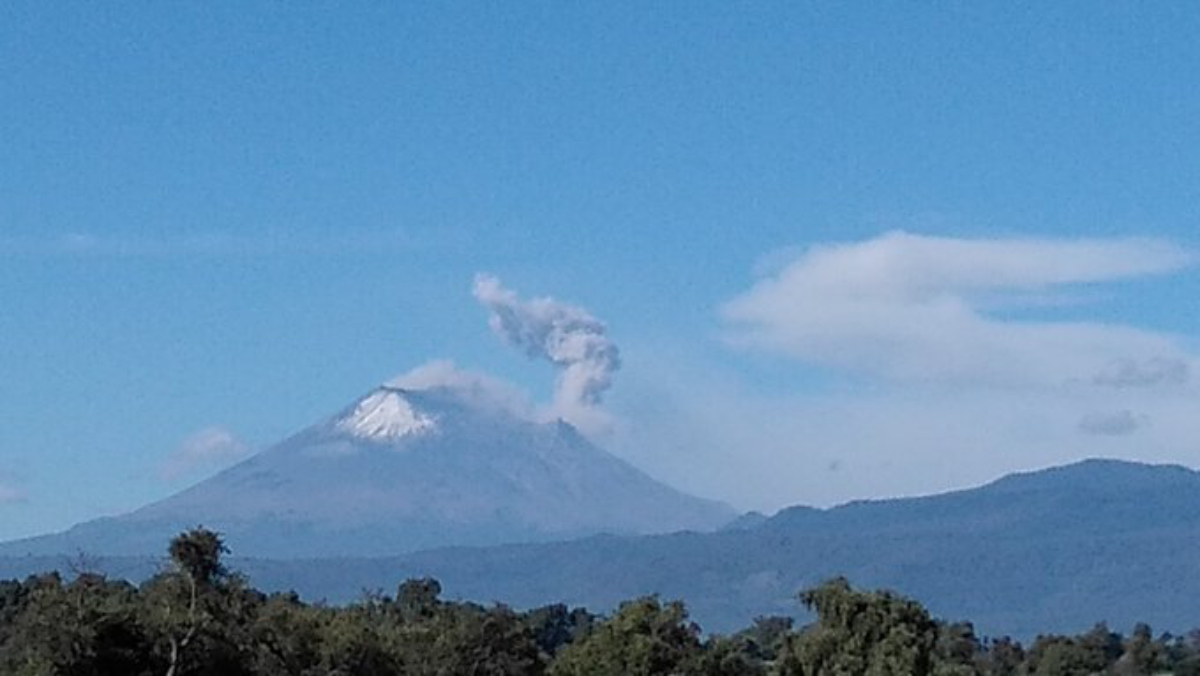 Exhalación del Popocatépetl genera columna de ceniza de 1.5 kilómetros