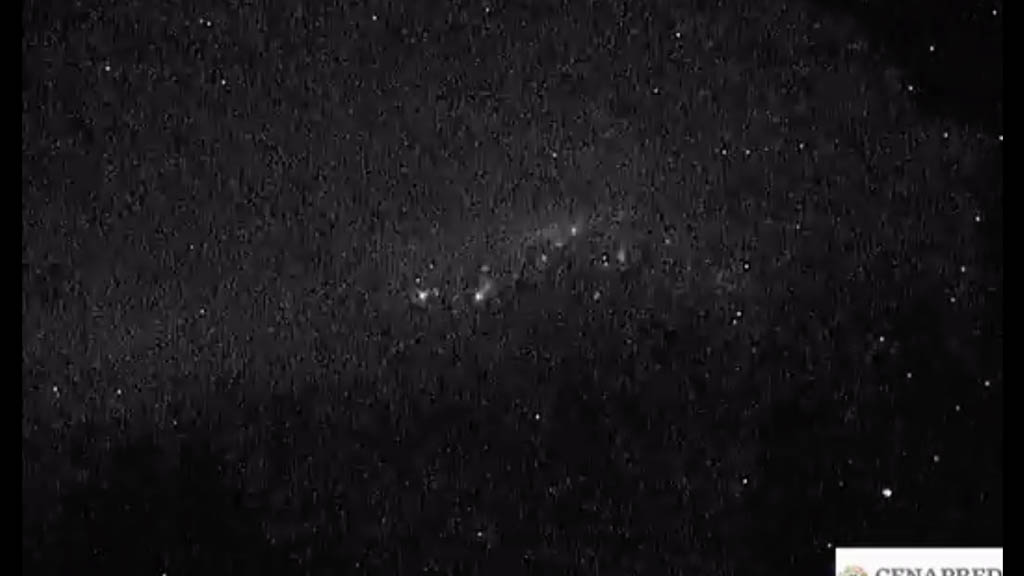 Explosión en el volcán Popocatépetl expulsa fragmentos incandescentes