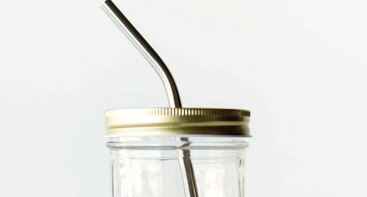 Mujer muere por popote de metal que se le incrustó en el ojo