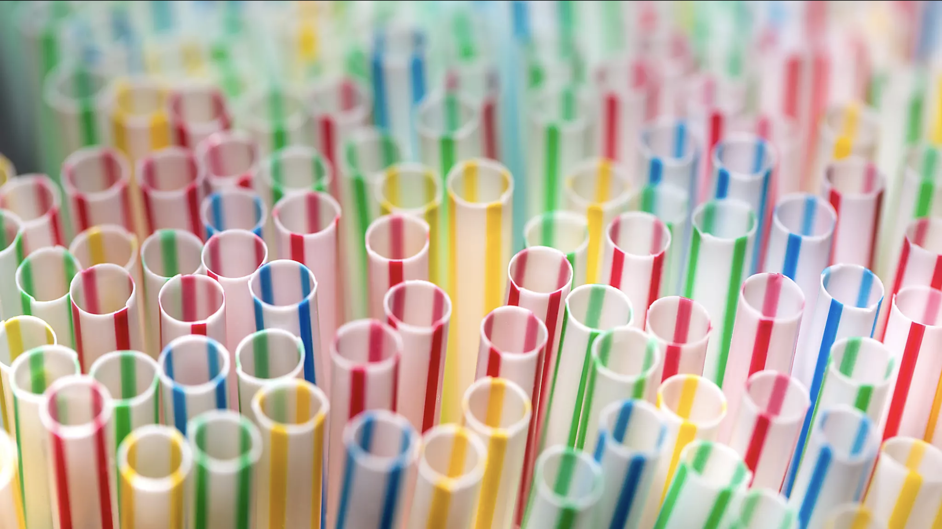 Después de 130 años de patentarlas, Washington prohíbe popotes de plástico