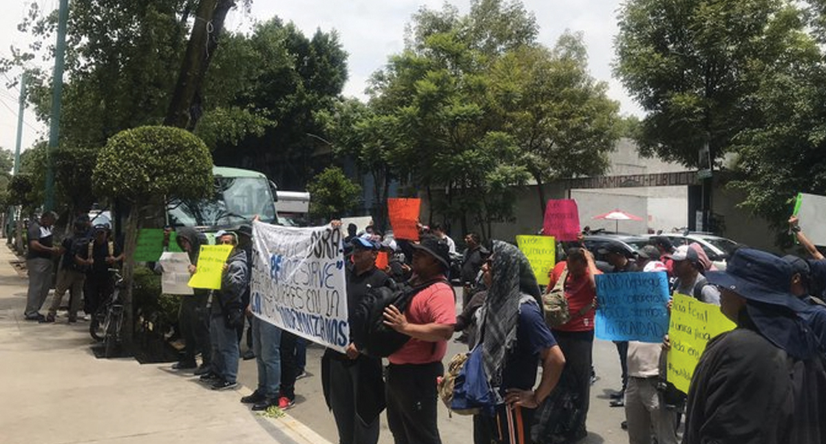 Policías Federales protestan frente a Gobernación
