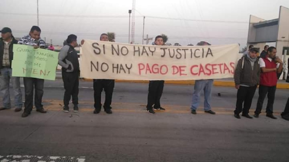 Transportistas de Zumpango toman caseta de la México-Pachuca