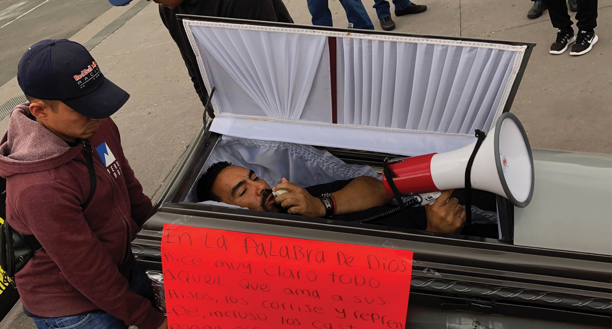 #Video Hombre se manifiesta dentro de ataúd frente a Palacio Nacional - protesta-en-ataud-en-palacio-nacional