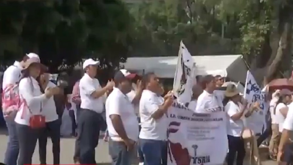 Trabajadores de la salud se manifiestan frente a la Secretaría de Salud