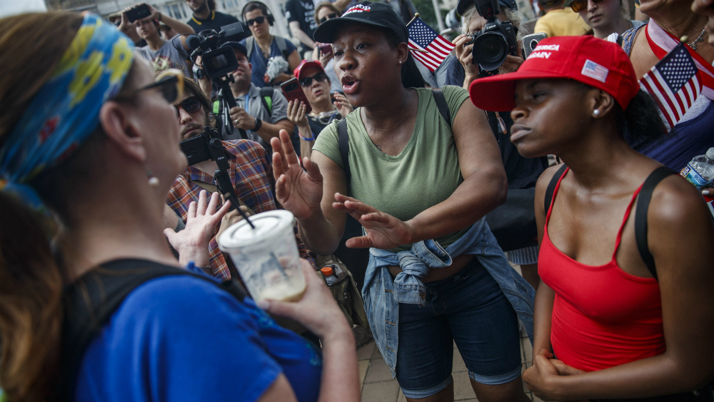 Ultraderechistas y antifascistas protestan en EE.UU. separados por la policía