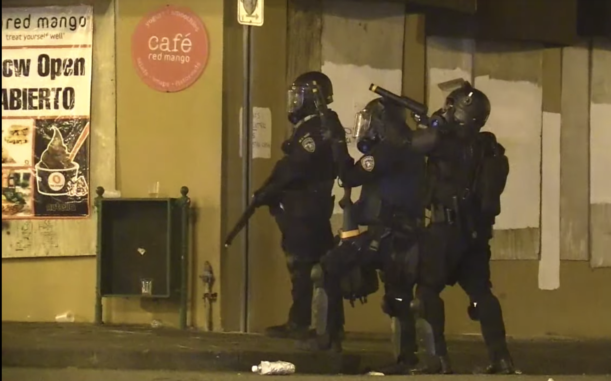 Protesta pacífica para pedir dimisión de gobernador de Puerto Rico acaba en violencia