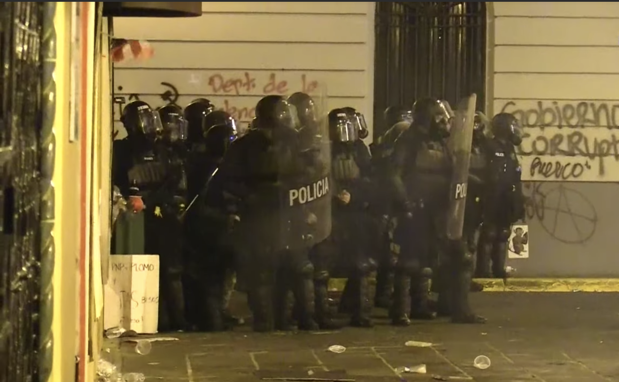 Policía de Puerto Rico carga contra un grupo de manifestantes tras protesta